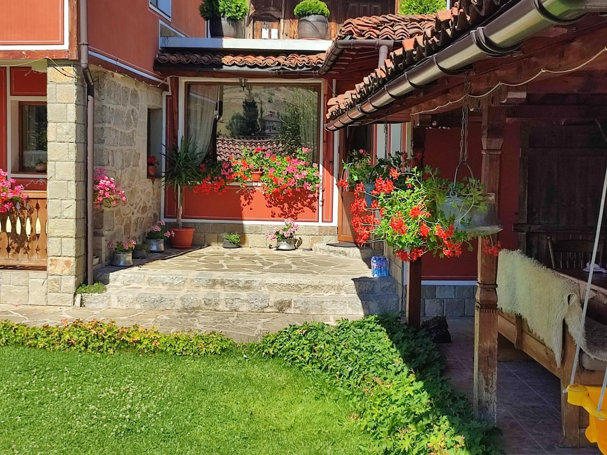 Hotel Радкината Къща à Koprivchtitsa Extérieur photo